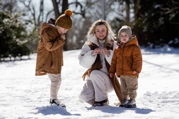 Зимові Вихідні Мати Двоє Синів Теплому Зимовому Одязі Ходять Розважаючись — стокове фото