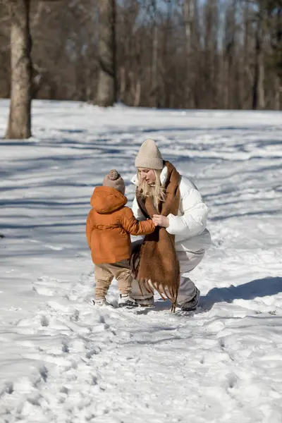 Зимові Вихідні Мати Двоє Синів Теплому Зимовому Одязі Ходять Розважаючись Стокове Фото