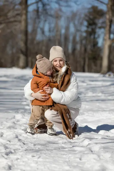 Téli Hétvége Anya Két Fia Meleg Télikabátban Sétálnak Miközben Fák Stock Kép