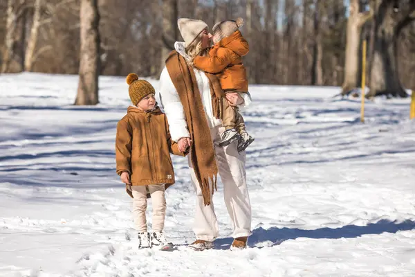 Téli Hétvége Anya Két Fia Meleg Télikabátban Sétálnak Miközben Fák Jogdíjmentes Stock Fotók