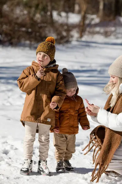 Téli Hétvége Anya Két Fia Meleg Télikabátban Sétálnak Miközben Fák Stock Kép