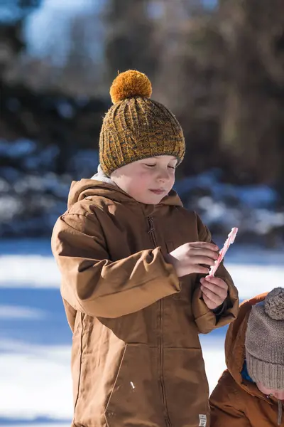 Vicces Kisfiú Sétál Hóesés Közben Téli Szabadtéri Tevékenységek Gyerekeknek Stock Kép