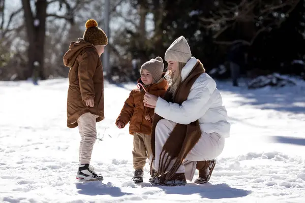 Зимові Вихідні Мати Двоє Синів Теплому Зимовому Одязі Ходять Розважаючись Ліцензійні Стокові Зображення