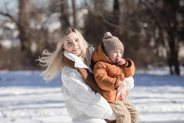 Parkta Yürüyen Mutlu Anne Çocuklar Soğuk Havada Dışarıda Oynayan Mutlu Telifsiz Stok Imajlar