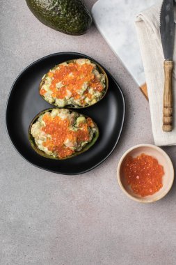 Lezzetli Meksika karidesi ve kırmızı havyarla doldurulmuş avokado bardakları.