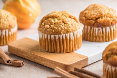 Sonbahar balkabağı kekleri ya da Şükran Günü için taze balkabaklı fırında kek..