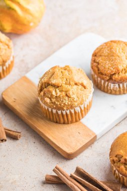 Sonbahar balkabağı kekleri ya da Şükran Günü için taze balkabaklı fırında kek..