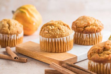 Sonbahar balkabağı kekleri ya da Şükran Günü için taze balkabaklı fırında kek..