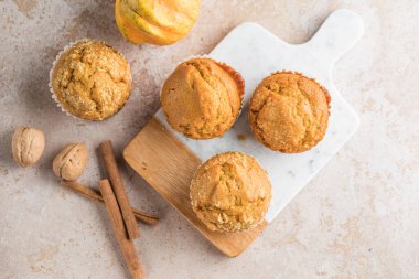 Sonbahar balkabağı kekleri ya da Şükran Günü için taze balkabaklı fırında kek..