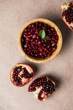 Olgun nar parçacıkları ve taneleri. Nar tohumları.