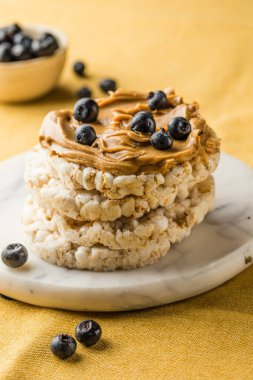 Fıstık ezmeli ve pirinçli sandviç. Sağlıklı protein atıştırması.