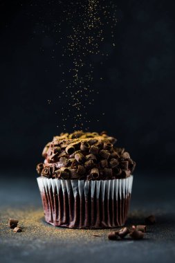 Doğum günü için altın tozlu çikolatalı kek..