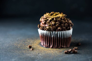 Doğum günü için altın tozlu çikolatalı kek..