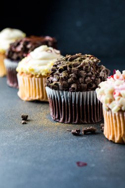Çeşitli tatlandırıcı tatlarla kaplı bozulmuş gurme kekleri kapatıyoruz..
