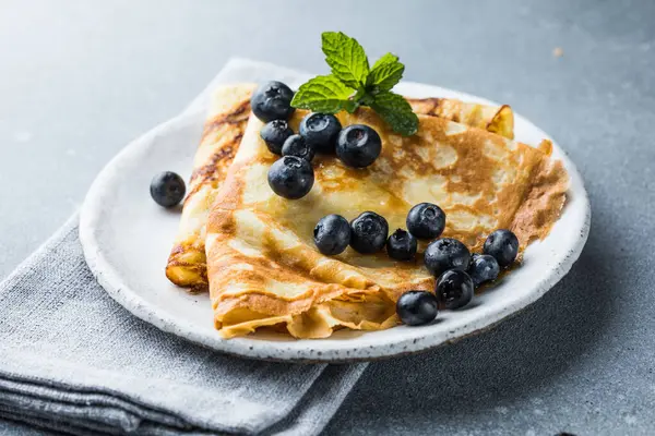 Gri arkaplanlı ve fotokopi alanı olan geleneksel Rus krep yığını. Ev yapımı Rus ince krep blini..