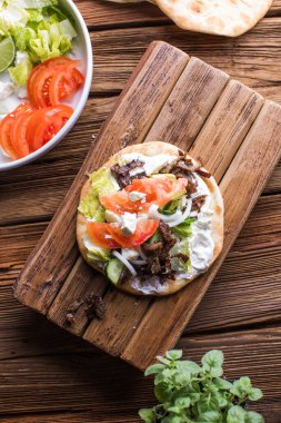 Yunan gyros pide ekmek ahşap arka plan üzerinde sarılı