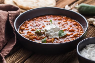 Chana Masala - Baharatlı nohut körisi chapatilerle servis edilir.