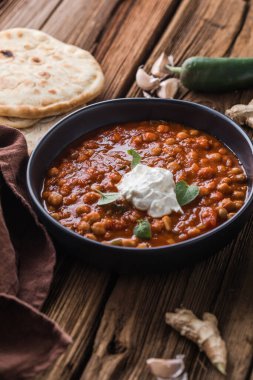 Chana Masala - Baharatlı nohut körisi chapatilerle servis edilir.