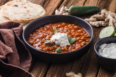 Chana Masala - Baharatlı nohut körisi chapatilerle servis edilir.