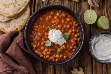 Chana Masala - Baharatlı nohut körisi chapatilerle servis edilir.