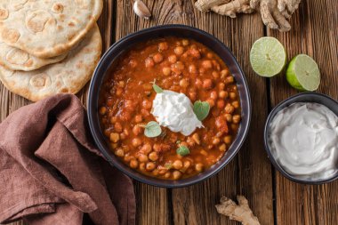 Chana Masala - Baharatlı nohut körisi chapatilerle servis edilir.