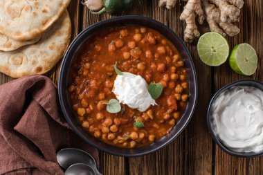Chana Masala - Baharatlı nohut körisi chapatilerle servis edilir.