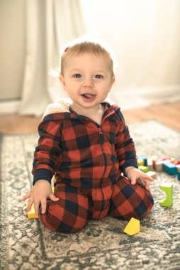 evde oyuncak ya da kreş renk oynayan bebek toddler cubes