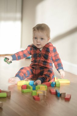 evde oyuncak ya da kreş renk oynayan bebek toddler cubes