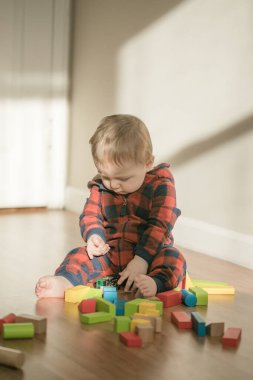 evde oyuncak ya da kreş renk oynayan bebek toddler cubes