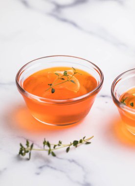 Mandarin jölesi. Tabakta portakal jölesi ve mandalina dilimleri