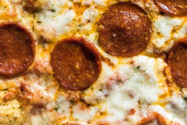 Pepperoni pizza detayı makro.