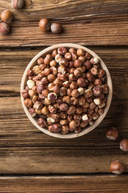 Dolu ve soyulmuş fındıklar yakın plan. Filbert çekirdeği yığınının makro fotoğrafı