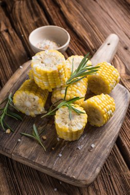 Yaz yemeği. Barbekü ve ızgara partileri için fikirler. Kızarmış mısır ateşte kızartılıyor.