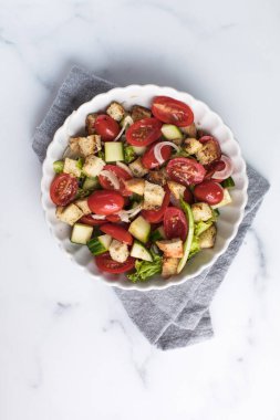 Toskana Panzanella, geleneksel İtalyan salatası, domates ve ekmek. Vejetaryen panzanella salatası. Akdeniz sağlıklı gıdaları.