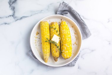 Üzerine tereyağı serpiştirilmiş mısır.