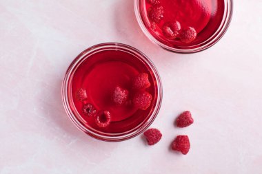 Sağlıklı yiyecekler. Beyaz tabakta ahududu reçeli. Meyve reçelli yaz tatlısı ve taze ahududu..