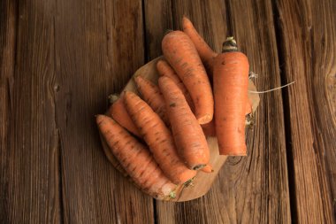 Çiğ taze organik turuncu havuç. Sağlıklı vejetaryen sebze yemeği.