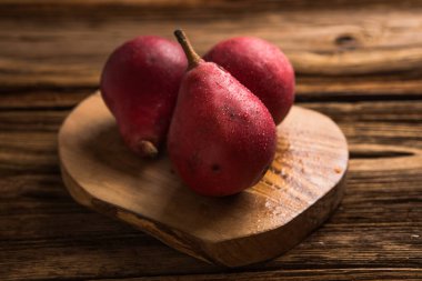 Olgun armutlar koyu arka plan, kırsal tarz, üst manzara. taze ve sağlıklı yiyecekler. Sonbahar arkaplanı.