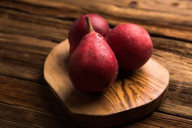 Olgun armutlar koyu arka plan, kırsal tarz, üst manzara. taze ve sağlıklı yiyecekler. Sonbahar arkaplanı.
