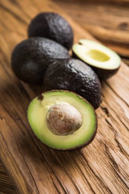 Avokado Arka plan üst görünümü. Yarı yarıya avokado.