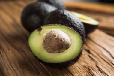 Avokado Arka plan üst görünümü. Yarı yarıya avokado.