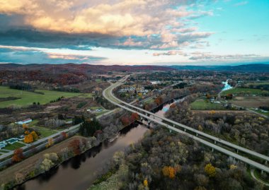 Sonbahar manzara. Sonbahar arka plan. Renkli sis ormanında hava dron manzaraya. Güzel sonbahar gündoğumu.