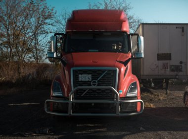 Şirin küçük bir çocuk babasıyla kamyonet sürüyor.