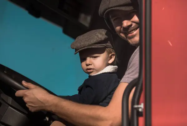 Şirin küçük bir çocuk babasıyla kamyonet sürüyor.