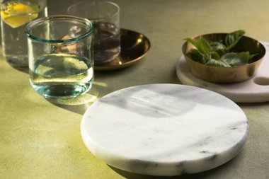 Yemek pişirmek ve boş kesim tahtası için malzemeler. Kopyalama alanı olan yiyecek arkaplanı