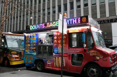 NEW YORK CITY, New York ABD - 12 Aralık 2024: Soho sokakları New York 'taki moda mağazaları ve sanat galerileriyle ünlüdür.