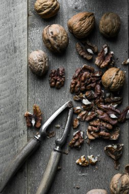 Tahta kırsal masadaki sepetlerde çiğ ceviz. Üst görünüm.