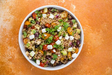 Bitki ve Feta ile ev yapımı Farro Domates Salatası