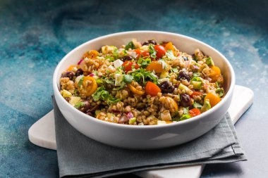 Farro salatası. Sebzeli salata ve peynirli tahıl gevreği pişirdim.