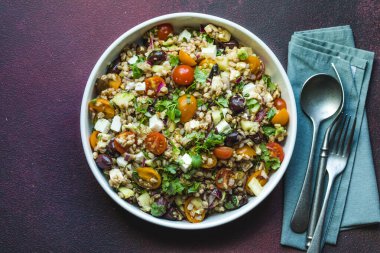 Farro salatası. Sebzeli salata ve peynirli tahıl gevreği pişirdim.